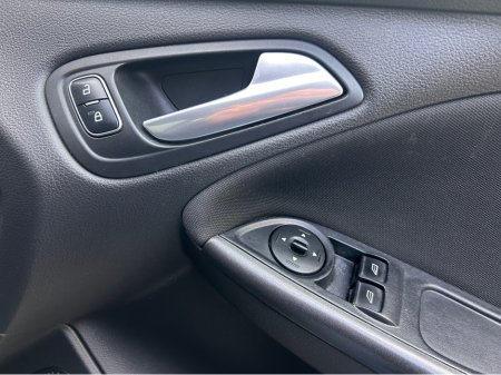 2018 Ford Focus - thumbnail 17