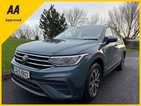 2022 Volkswagen Tiguan - view 3