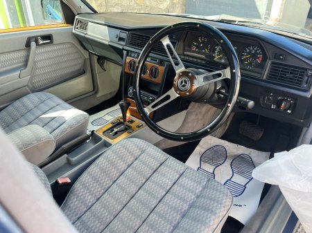 1993 Mercedes-Benz 190 - thumbnail 2