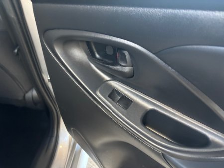 2023 Toyota Yaris - thumbnail 19