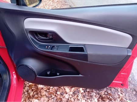 2015 Toyota Yaris - thumbnail 18