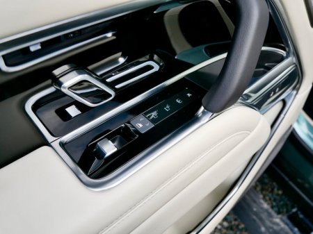 2025 Land Rover Range Rover SWB 3.0 I6 PHEV Autobiography €159,950 thumbnail