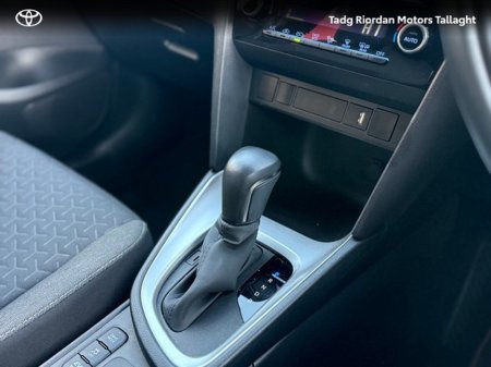 2024 Toyota Yaris Cross YARIS CROSS LUNA SPORT €30,450 thumbnail