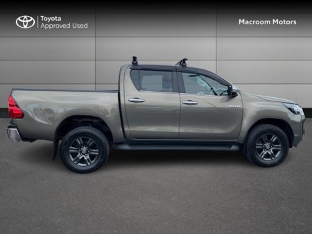 2025 Toyota Hilux - view 3