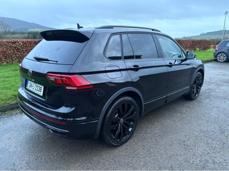 2024 Volkswagen Tiguan R-LINE 2.0 TDI AUTO 150HP BLACK EDITION €49,950 thumbnail