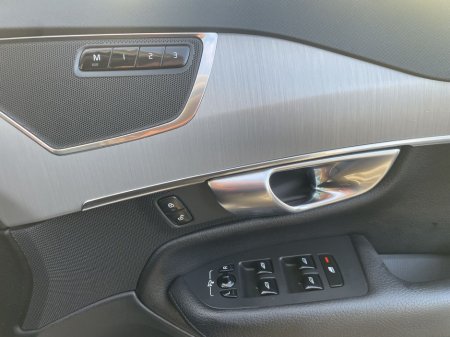 2021 Volvo XC90 Momentum thumbnail