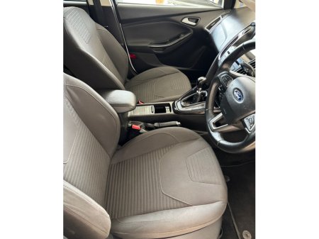 2016 Ford Focus - thumbnail 9