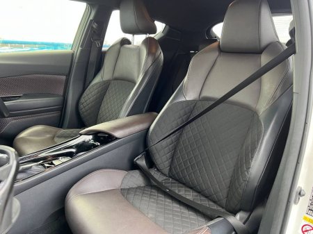 2019 Toyota C-HR 1.8 HYBRID // DIAMOND CUT ALLOYS // HALF LEATHER HEATED SEATS // DUAL ZONE CLIMATE CONTROL €19,900 thumbnail