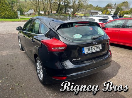 2017 Ford Focus - thumbnail 4