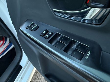 2013 Toyota Prius Alpha - thumbnail 12