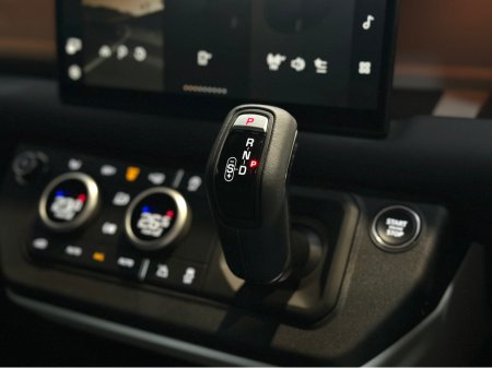 2025 Land Rover Defender - thumbnail 30
