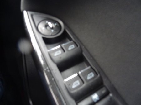 2016 Ford Focus - thumbnail 19