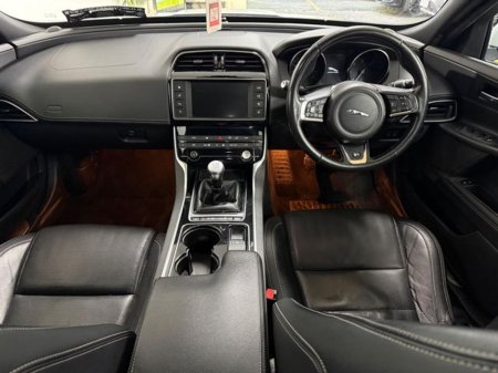 2016 Jaguar XE 2.0D R-sport (163PS) 4DR €12,777 thumbnail