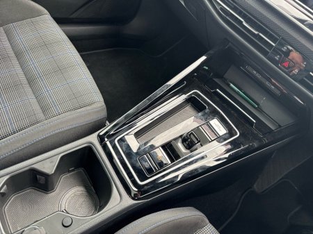 2025 Volkswagen Golf GTE 1.5TSI PHEV 177HP DSG €49,975 thumbnail