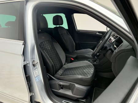 2023 Volkswagen Tiguan R-LINE 1.4 TSI PHEV DSG €37,990 thumbnail