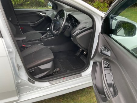 2017 Ford Focus - thumbnail 15