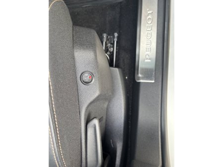 2024 Peugeot 5008 1.2 Hybrid 136bhp E-DCS6 GT €40,950 thumbnail