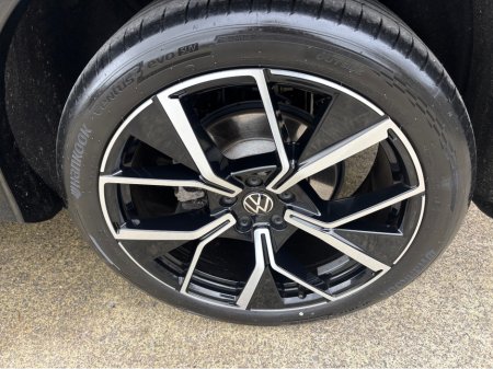 2025 Volkswagen Tiguan R-LINE ETSI S-A TSI DSG €49,900 thumbnail