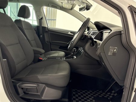 2019 Volkswagen Golf COMFORTLINE**TOUCHSCREEN MEDIA**APPLE CAR PLAY**REVERSE CAMERA**PARKING SENSORS**MULTIFUNCTIONAL STEERING WHEEL**CRUSIE CONTROL**DUAL CLIMATE**CLOTH SEATS**ELECTRIC WINDOWS**AIRCONDITIONING**ISOFIX** €19,995 thumbnail