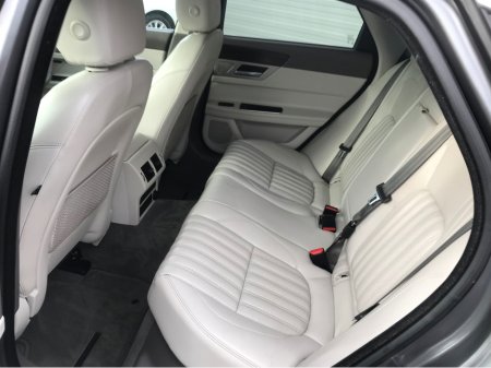 2018 Jaguar XF - thumbnail 9