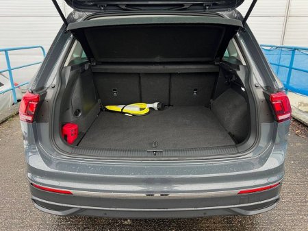 2023 Volkswagen Tiguan LIFE 1.4 HYBRID // DIGITAL CLUSTER // APPLE CARPLAY/ANDROID AUTO // DUAL ZONE CLIMATE CONTROL €31,900 thumbnail