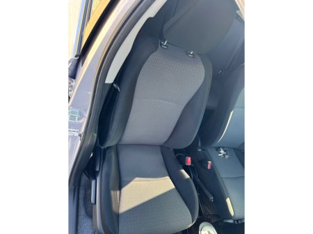 2013 Toyota Vitz - thumbnail 5