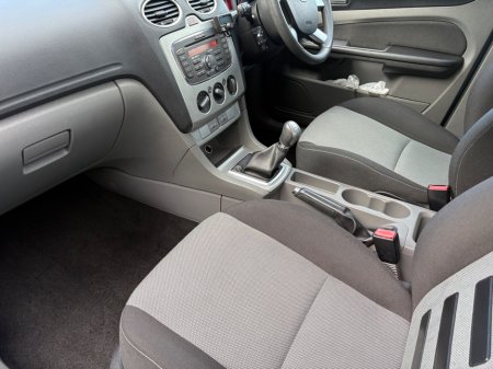 2010 Ford Focus - thumbnail 18