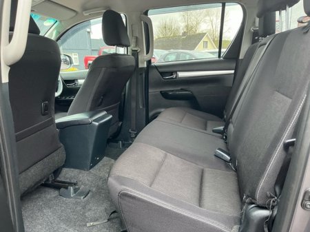 2025 Toyota Hilux FRESH SELECTION OF TRADE-INS HILUX 2.8 SR5 DOUBLE CAB €48,000 thumbnail