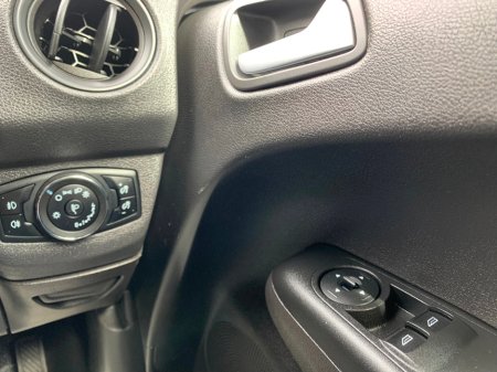 2018 Ford Transit Courier - thumbnail 22