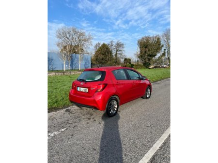 2016 Toyota Yaris - thumbnail 4