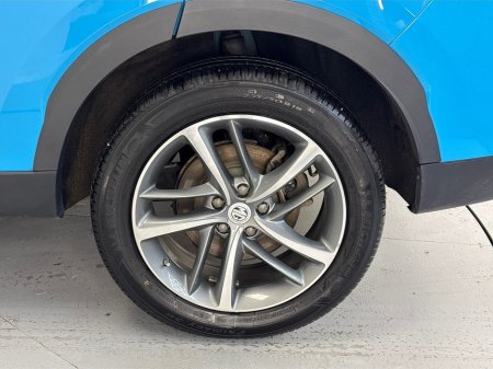 2023 MG HS EXCLUSIVE PHEV AUTO**PANORAMIC ROOF**DIGITAL DASH**TOUCH SCREEN APPLE CAR PLAY**MULTIFUNCTIONAL STEERING WHEEL**HEATED LEATHER SEATS**ELECTRIC SEATS**ELECTRIC FOLDING MIRRORS**ELECTRIC TAILGATE** €27,995 thumbnail