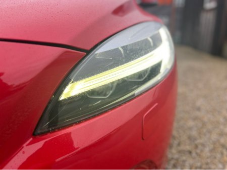 2019 Volvo V40 ==STUNNING VOLVO V40//AUTO//HUGE SPEC//FULL LEATHER// €17,500 thumbnail