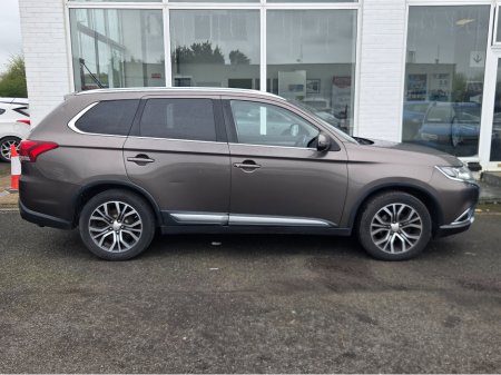 2016 Mitsubishi Outlander - view 3