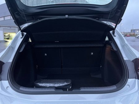 2025 Toyota Corolla COROLLA H/B LUNA €30,950 thumbnail