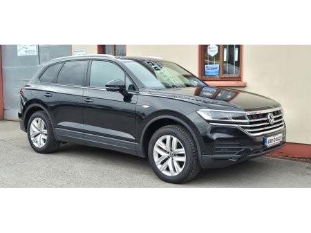 2023 Volkswagen Touareg - view 3