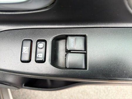 2018 Toyota Yaris - thumbnail 11