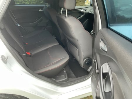 2017 Ford Focus - thumbnail 16