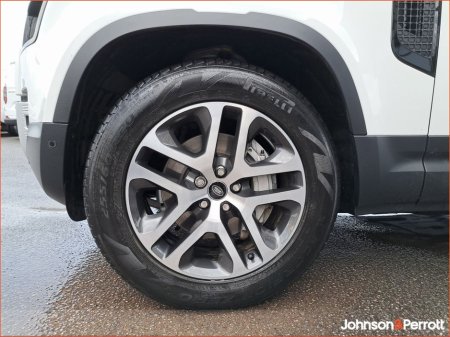 2025 Land Rover Defender - thumbnail 14