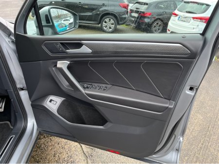 2023 Volkswagen Tiguan Allspace R-LINE 7 SEATER AUTOMATIC 2.0 TDI DIESEL //SAT NAV//ADAPTIVE CRUISE CONTROL//REVERSE CAMERA//HEATED SEATS AND STEERING WHEEL// €42,950 thumbnail