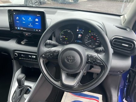 2024 Toyota Yaris FRESH SELECTION OF TRADE-INS YARIS HYBRID 1.5 LUNA €25,500 thumbnail