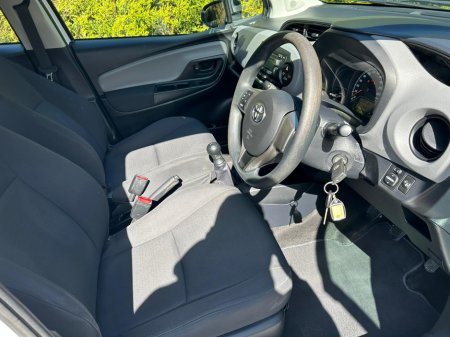 2016 Toyota Yaris - thumbnail 6