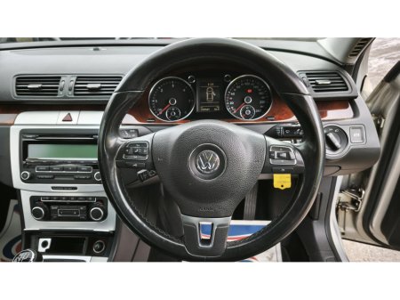 2010 Volkswagen Passat - thumbnail 24