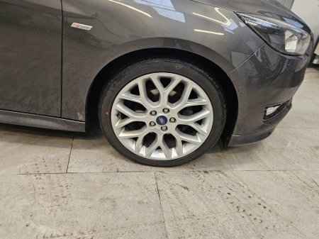 2017 Ford Focus - thumbnail 4