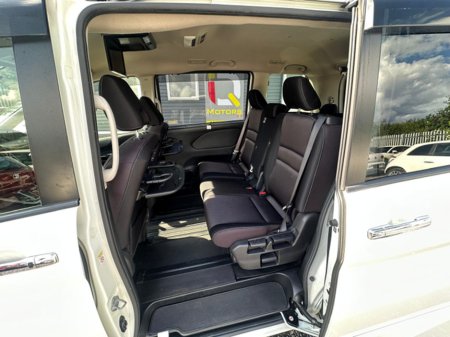 2016 Nissan Serena 2.0 Petrol Hybrid Automatic Low mileage 8 Seater  (3798) €20,995 thumbnail