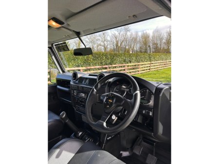 2017 Land Rover Defender - thumbnail 15