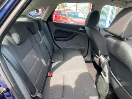 2011 Ford Focus - thumbnail 11