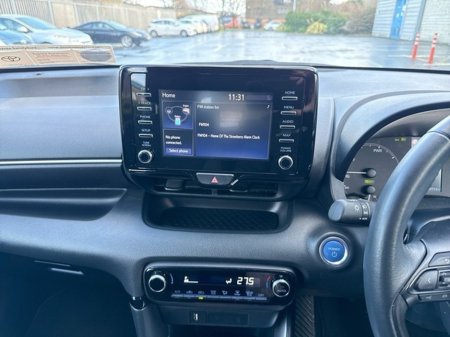 2023 Toyota Yaris HYBRID LUNA // REAR CAMERA // TOYOTA SAFETY SENSE // BLUETOOTH // AIR CON // FULL WARRANTY €23,945 thumbnail