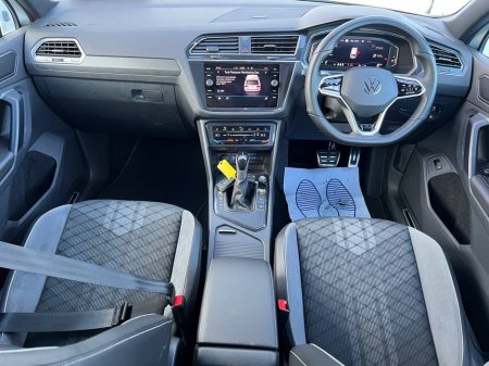 2023 Volkswagen Tiguan R-LINE 1.4 HYBRID // 20" R-LINE ALLOYS // PARKING SENSORS // APPLE CARPLAY/ANDROID AUTO €36,900 thumbnail