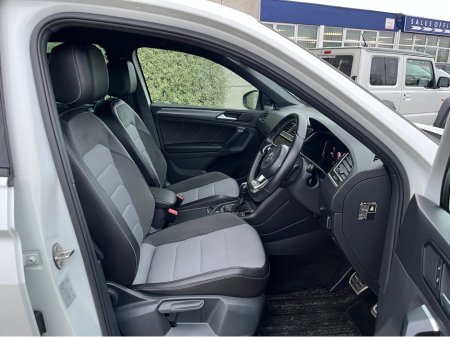 2020 Volkswagen Tiguan R-LINE 4MOTION AUTOMATIC 2.0 DIESEL //LOW MILES//HIGH SPEC//360 PARKING CAMERAS//HALF LEATHER HEATED FRONT AND REAR SEATS//KEYLESS ENTRY// €34,950 thumbnail