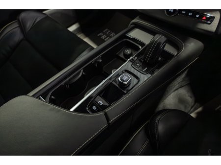 2022 Volvo XC90 PHEV T8 (390hp) R-Design AWD €59,950 thumbnail